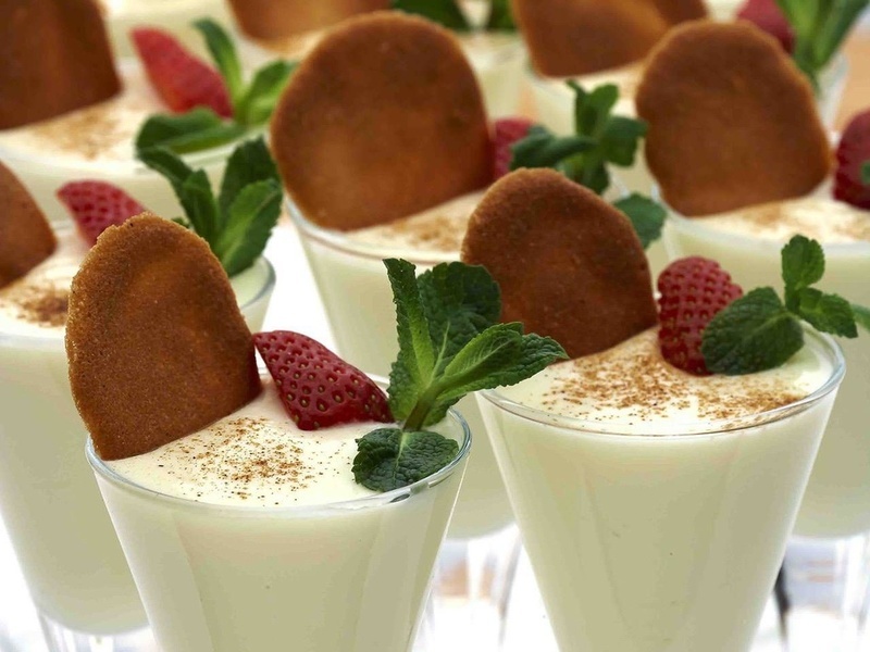 Tocinillo de cielo con leche merengada, galleta y fruta