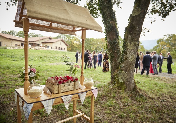 Organizar un enlace civil en Asturias. Ceremonia civil boda en el campo en Asturias. Ceremonia en un bosque Asturias.